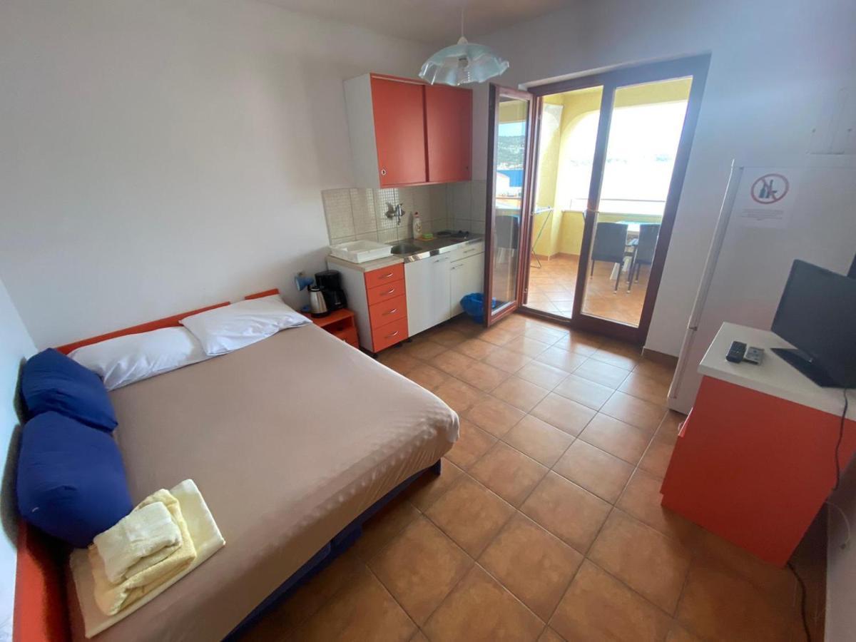 Apartments Viktor Rogoznica  Bagian luar foto