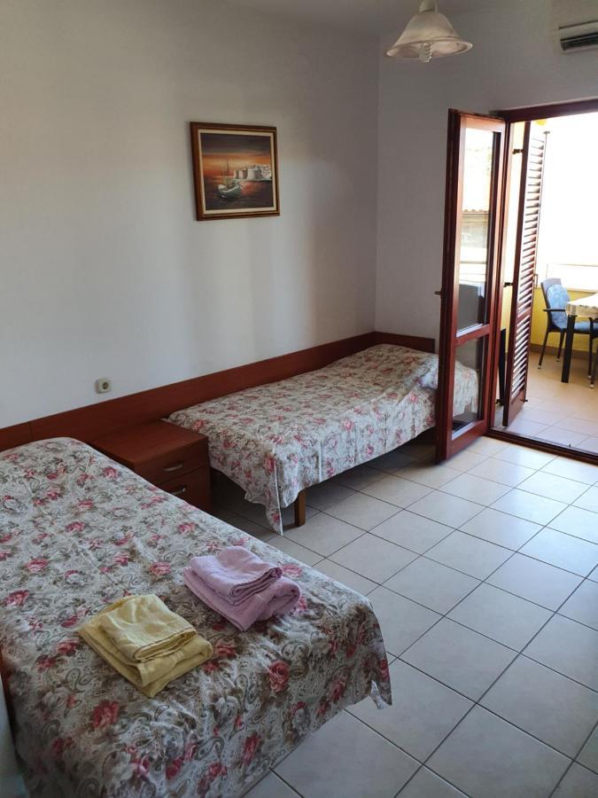 Apartments Viktor Rogoznica  Bagian luar foto