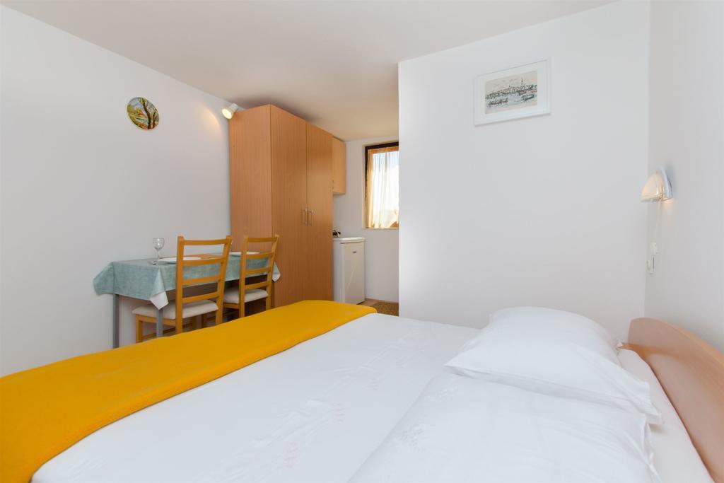 Apartments Viktor Rogoznica  Bagian luar foto