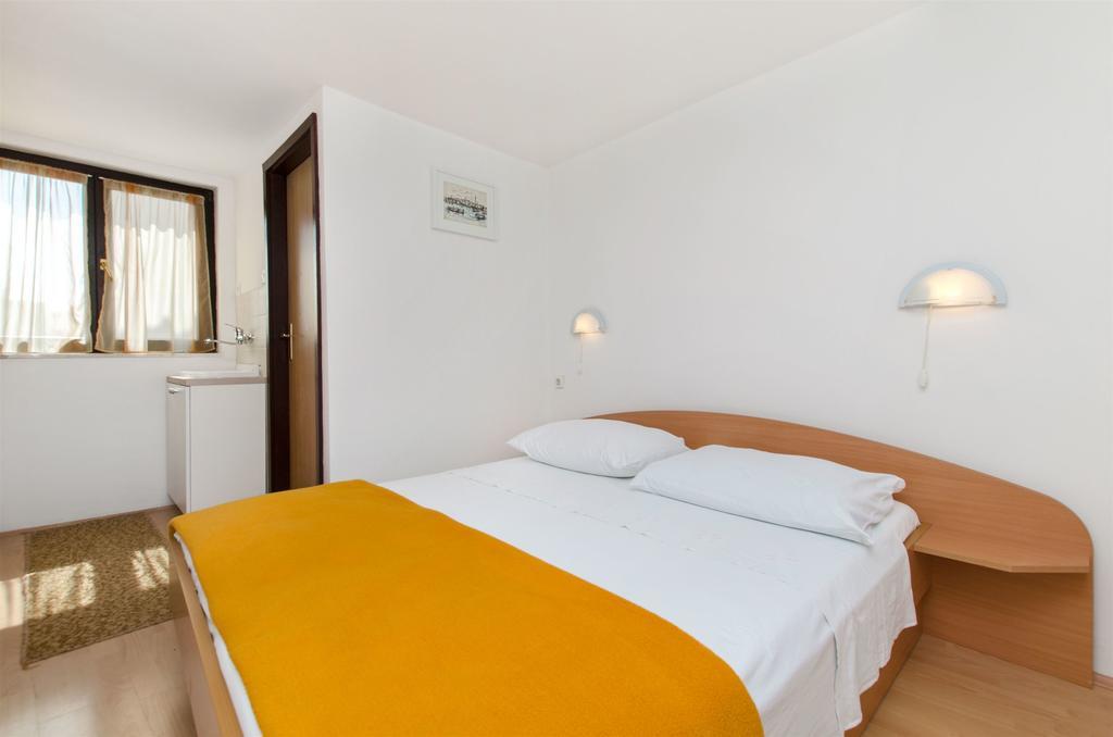 Apartments Viktor Rogoznica  Bagian luar foto
